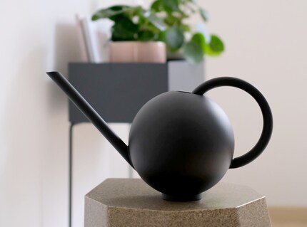 Ferm Living Orb Bild) Die Giesskanne «Orb» versteckt was sie kann: In ihrer Kugelform bewahrt sie bis zu zwei Liter Wasser auf.