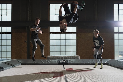 Dan macht's vor. Alain und Kian beobachten.