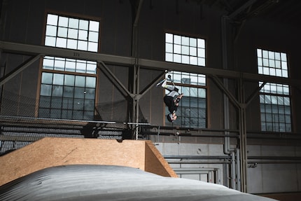 Kian im Anflug auf den Airbag.