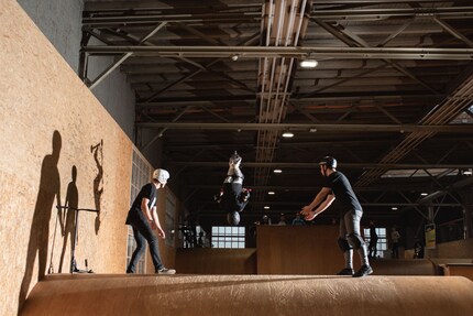 Entweder mit Matte oder Kumpels, die im Notfall helfen.