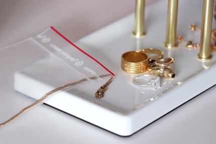 Per fortuna non devo più conservare i miei gioielli in questo modo.