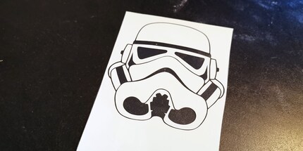 So sieht die Schablone vor dem Aufkleben aus.