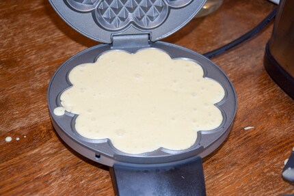 Etwa zwei Esslöffel Teig werden pro Waffel benötigt.
