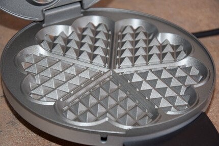 Die Backplatten im Inneren sind antihaftbeschichtet, sodass du sie nicht einfetten musst.