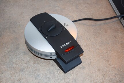 Die rote LED auf dem Deckel zeigt an, ob das Eisen gerade heizt. Erlischt diese, ist die gewünschte Temperatur erreicht.