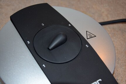 Fünf Temperaturlevel sind stufenlos über den Regler am Deckel einstellbar.