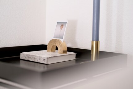 Auf Tischen oder im Regal.