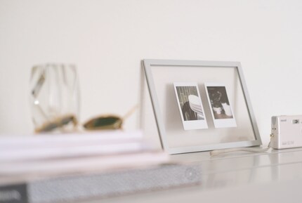 Transparente Rahmen lassen die Bilder schweben.