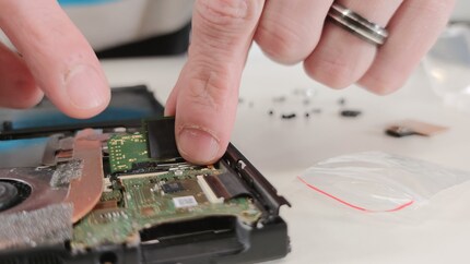 Il faut de la dextérité pour brancher la prise de la carte.