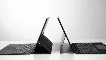 Lo Slate (a sinistra) occupa leggermente più spazio con la tastiera rispetto al Surface.