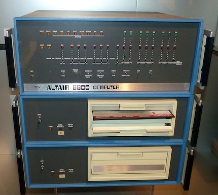 Bild: https://de.wikipedia.org/wiki/Altair_8800