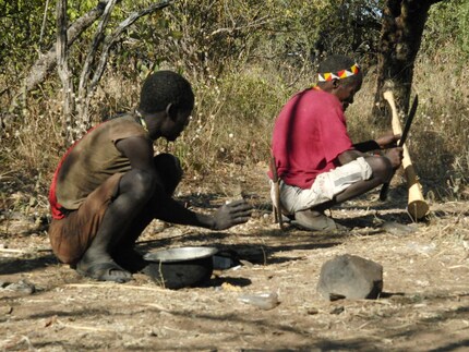 So ruhen die Hadza. Zwei Mitglieder der Jäger-und-Sammler-Kultur in einer typischen Ruheposition.