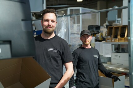 Our temporary colleagues from the company Eventhand in Kreuzlingen. They usually set up stages for concerts or General Assemblies – now they’re supporting our packing team.