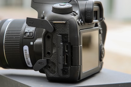 Die Anschlüsse der EOS 90D.