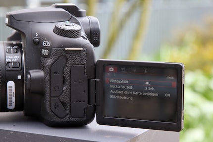 Das Display der EOS 90D klappt zur Seite heraus.