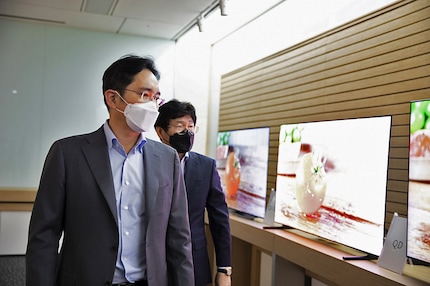 Samsung Electronics Vice President Lee Jae-yong inspects the new QD-OLED TVs