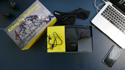 Le Hövding, une housse et un câble de chargement USB-C. C'est tout.
