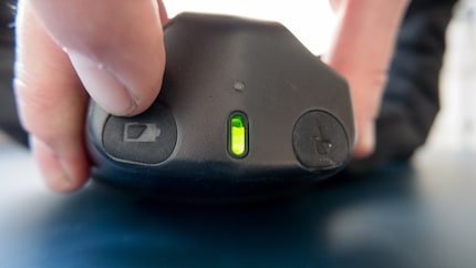 Chargée entièrement, la batterie du Hövding offre une autonomie de 15 heures environ