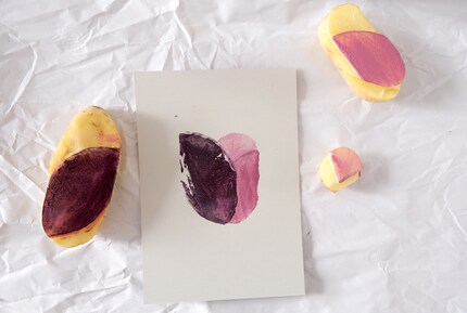 Mal mehr und mal weniger Druck auf die Kartoffel führt beim Stempeln zu überraschenden Strukturen.