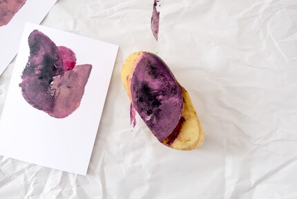 Durch Tuper auf der Oberfläche entsteht ein wolkiges Muster.