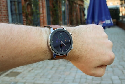 Großes Display mit schönen Farben, aber nicht für die Sonne geeignet.