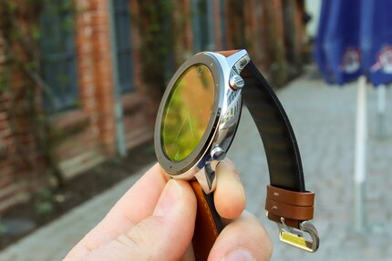 Zwei Tasten an der Seite ergänzen die Bedienung über den Touchscreen.