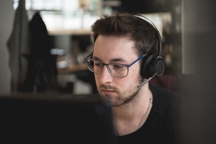 Ein Bild aus alten Zeiten. Aktuell arbeiten fast alle Kundendienstmitarbeitenden im Homeoffice.