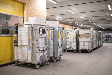 Viele Pakete warten täglich darauf, abgeholt zu werden.