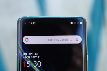 Un altoparlante sul bordo superiore.