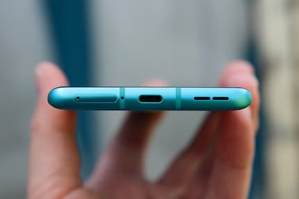 Porta USB-C e altoparlante sul fondo.