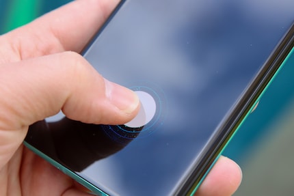 Sensore di impronte digitali nel display.