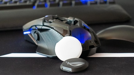 Pour ceux qui veulent afficher leur propre logo, Asus a inclus un badge personnalisable.