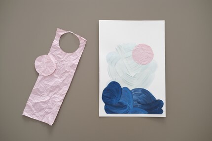 Falten verleihen einem Papier Struktur und geben der Collage mehr Tiefe.