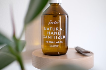 Die Kosmetiklinie von Soeder besteht unter anderem aus Seifen, Shampoos und Deos. Alle Ingredienzen, die dafür verwendet werden, stammen zu 100 Prozent aus der Natur. Das macht die Auswahl an Duft­richtungen und die Gerüche authentisch.
