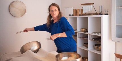 Christine schwingt die Stimmgabeln.