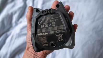 Der Akku ist handlich, das Ladekabel kann direkt angesteckt werden.
