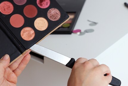 Zuerst löse ich mit einem Messer...