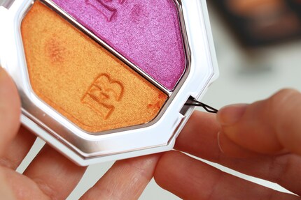 Um Kunststoffpaletten auseinanderzunehmen, fängst du am besten beim Schliessmechanismus an.