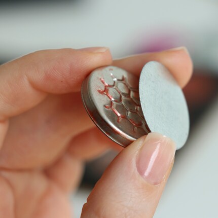 Ich habe mir vor Jahren selbstklebende Magnetplättchen gekauft.