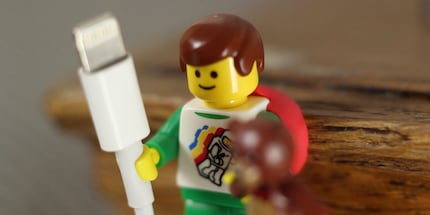 Les mains des figurines Lego sont parfaites pour tenir les câbles. Source : Pinterest/youtube.com