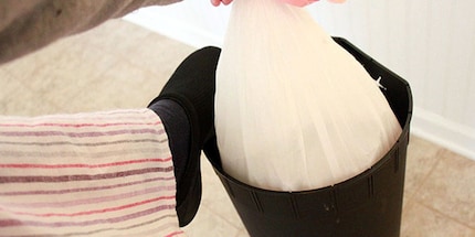Plus jamais les pieds sales : voilà comment résoudre le problème du sac-poubelle. Source : Pretty Handy Girl