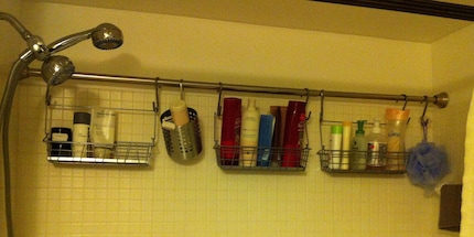 Une deuxième barre de douche au cas où : de la place, il y en a. Source : Pinterest/followpics.co