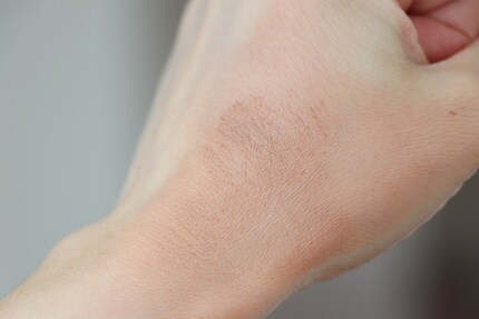 Es ist schwierig, das Produkt ebenmässig in die Haut einzuarbeiten.