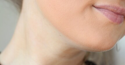 Nach einem Selbstbräuner-Unfall könnte die Farbe passen.