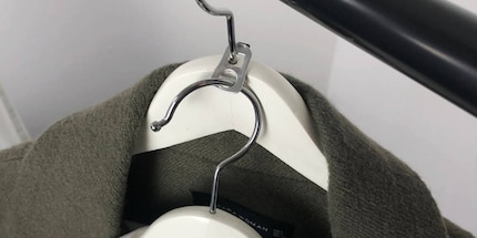 Una soluzione semplice ma di grande effetto: con una linguetta in metallo puoi creare una seconda fila di grucce. Immagine: Stylebook
