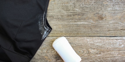 Orribili da vedere, ma facili da eliminare: macchie di deodorante. Immagine: Stylebook