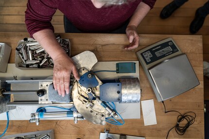 This machine is used to portion the fine hairs.