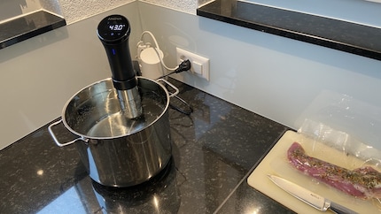 I place the filet in the pot as soon as the water’s reached 61° Celsius. By the way, vegetables need higher temperatures than meat or fish. The rule of thumb is the firmer the food, the more heat it needs