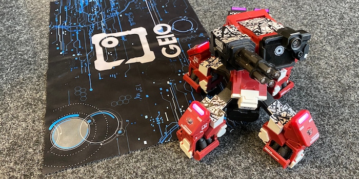 Il panno in microfibra AR è ancora la parte migliore: il GJS GEIO è tutt'altro che un robot da gioco figo.