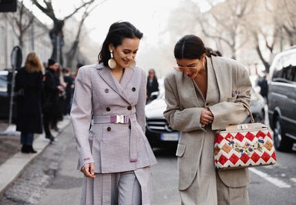 Ein Klassiker zweimal umgesetzt: einmal mit Gürtel und einmal in Oversize-Manier.